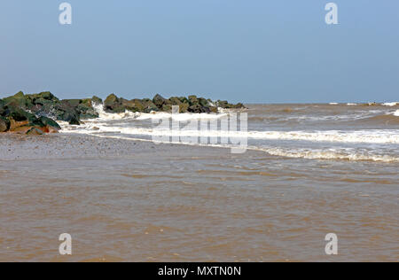 Rock Rüstung meer Verteidigung an der Küste von Norfolk auf Happisburgh, Norfolk, England, Vereinigtes Königreich, Europa. Stockfoto