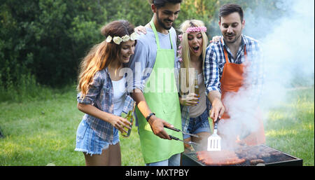 Glückliche Menschen in Zelten und in Grill Party Stockfoto