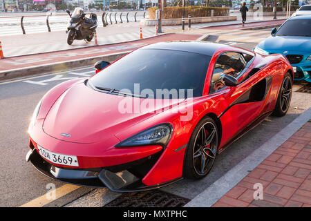 Busan, Südkorea - 16. März 2018: Die roten McLaren 570 S Nahaufnahme, es ist ein Sportwagen entwickelt und von McLaren Automotive hergestellt Stockfoto