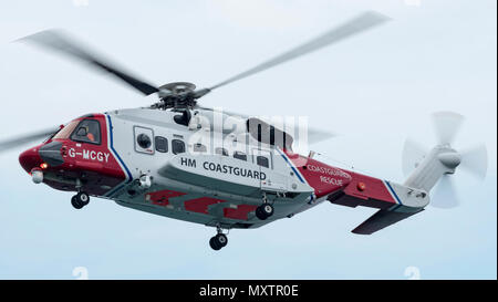 G-Hubschrauber der Küstenwache MCGY auf Übung mit der Rnli in Mounts Bay Cornwall, Großbritannien Stockfoto