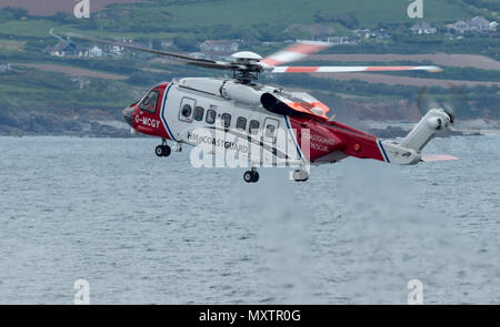 G-Hubschrauber der Küstenwache MCGY auf Übung mit der Rnli in Mounts Bay Cornwall, Großbritannien Stockfoto