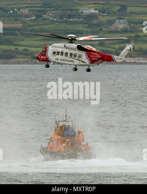 G-Hubschrauber der Küstenwache MCGY auf Übung mit der Rnli in Mounts Bay Cornwall, Großbritannien Stockfoto