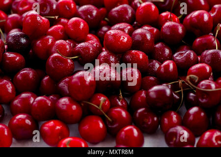 Kirschen mit Wassertropfen header. Makro Beeren shot mit Kopie Raum Stockfoto