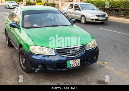 Aqaba, Jordanien - 18. Mai 2018: Die Grünen Nissan Auto des Wadi Rum Taxiunternehmen steht auf einer Straße in Aqaba geparkt Stockfoto