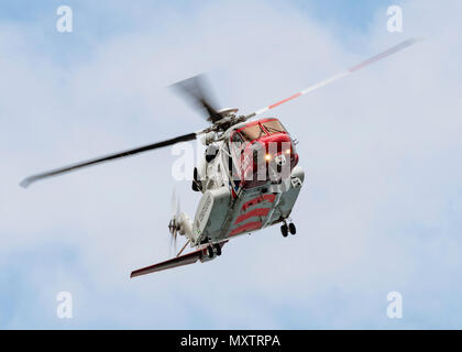 G-Hubschrauber der Küstenwache MCGY auf Übung mit der Rnli in Mounts Bay Cornwall, Großbritannien Stockfoto