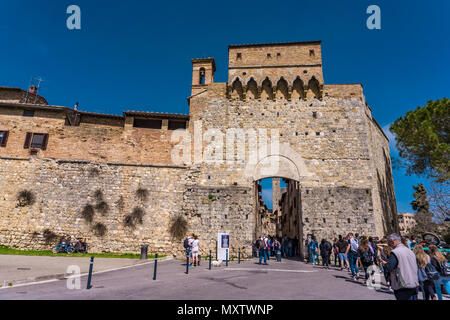 SAN GIMIGNANO, Italien - 8 April 2018: Nicht identifizierte Personen an Posrta San Giovanni in San Gimignano, Italien. Historisches Zentrum von San Gimignano ist designat Stockfoto