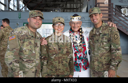 Pearl Harbor überlebenden Stuart Hedley nimmt eine ehrliche Foto mit 25 Infanterie Division Soldaten nach einer Kranzniederlegung Zeremonie am Wheeler Army Airfield Dez. 5, 2016. Herr Hedley wurde auf dem Schlachtschiff USS West Virginia während der Angriffe auf Pearl Harbor stationiert. Stockfoto