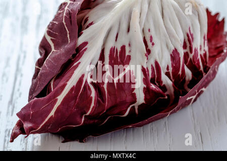 Radicchio auf Küche Arbeitsfläche Stockfoto