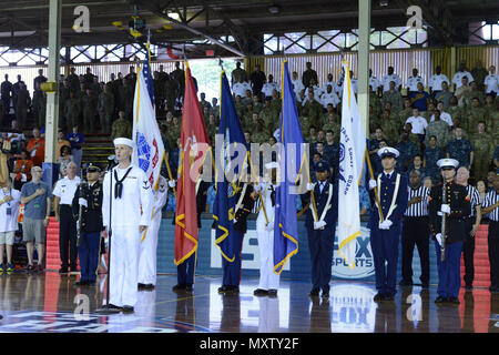 Dem gemeinsamen Dienst Ehrengarde präsentiert Farben an Pearl Harbor Einladungs Basketballspiel zwischen der Princeton University und der Universität von Kalifornien in Block Arena, Joint Base Pearl Harbor-Hickam, Dez. 6, 2016. Fox Sports ist das Lüften des Basketball Spiele live im Rahmen der einwöchigen Feierlichkeiten zum 75-jährigen Jubiläum von Pearl Harbor. Die Coast Guard spielte eine wichtige Rolle während des Angriffs auf Pearl Harbor und werden während der gesamten Pazifik heute zu dienen. (U.S. Coast Guard Foto von Petty Officer 3. Klasse Amanda Levasseur) Stockfoto