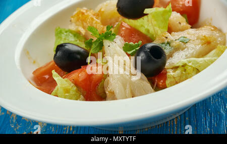 Esqueixada - traditionelle katalanische Gerichte, Salat mit geschredderten Salz Kabeljau, Tomaten, Zwiebeln, Olivenöl und Essig, Salz, Stockfoto