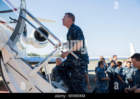 MARINE CORPS BASE HAWAII - Vice Adm. Lukas McCollum, der Chef der Marine Reserve, Naval Reserve Force, Bretter ein Gulfstream IV Flugzeuge von Fleet Logistics Support Squadron 51 "WINDJAMMERS", im Hangar 105 an Bord der Marine Corps Air Station Kaneohe Bay, Marine Corps Base Hawaii am 5. Dezember 2016. Bei seinem Besuch, McCollum, ein Stephenville Texas, Eingeborener, war die Besichtigung eines Golfstrom IV Flugzeuge, die durch VR-51 verwendet wird, und hatten eine geführte Diskussion mit den Matrosen. Wie der Oberbefehlshaber der Kriegsmarine finden Kraft, McCollum führt ca. 60.000 finden Komponente Personal, die Armstütze Stockfoto