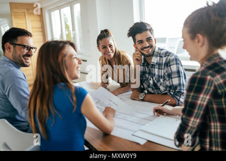 Bild von Geschäftspartnern Dokumente und Ideen diskutieren Stockfoto