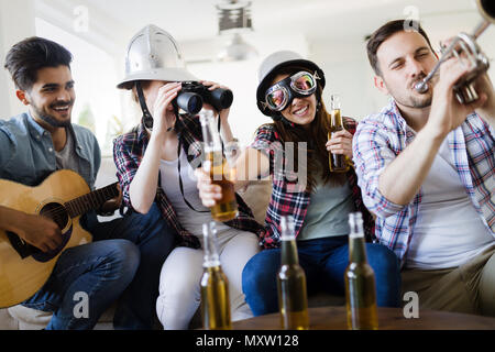 Gruppe der glückliche junge Freunde, Spaß und Bier trinken. Stockfoto