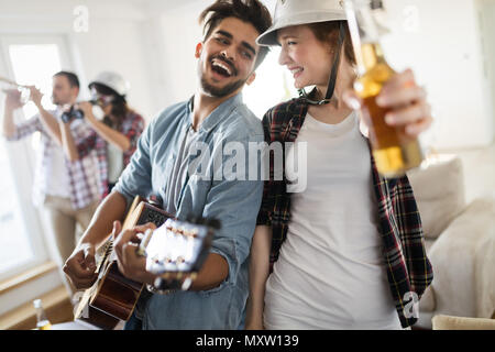 Gruppe der glückliche junge Freunde, Spaß und Bier trinken. Stockfoto