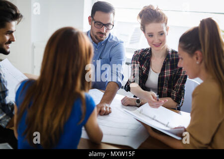 Bild von Geschäftspartnern Dokumente und Ideen diskutieren Stockfoto