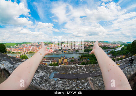 Erste Person, Blick von der Festung Marienberg mit Waffen im Vordergrund auf Würzburg, Deutschland Stockfoto