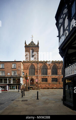 In rotem Sandstein, Gothic, Sehenswürdigkeiten St. Peters Kirche, das Kreuz, Chester, Cheshire, England. im Zentrum der Stadt. Bezeichneten Grad I Gebäude Stockfoto