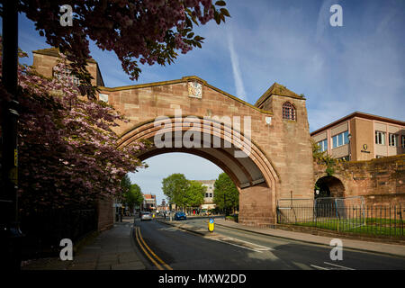 Newgate arch Fußgängerbrücke Brücke mit Gehweg römischen Stadtmauer über Pfeffer Straße in Chester, Cheshire, England. benannte Denkmalgeschützte Stockfoto