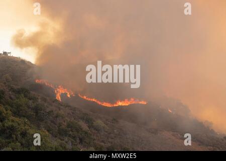 Aliso Viejo Bürste Feuer am Juni 2nd, 2018 gefangen. Das Feuer nahm mindestens 150 Hektar in den Canyon der umliegenden Kalifornien der Soka Universität. Stockfoto