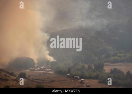 Aliso Viejo Bürste Feuer am Juni 2nd, 2018 gefangen. Das Feuer nahm mindestens 150 Hektar in den Canyon der umliegenden Kalifornien der Soka Universität. Stockfoto