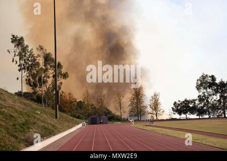 Aliso Viejo Bürste Feuer am Juni 2nd, 2018 gefangen. Das Feuer nahm mindestens 150 Hektar in den Canyon der umliegenden Kalifornien der Soka Universität. Stockfoto