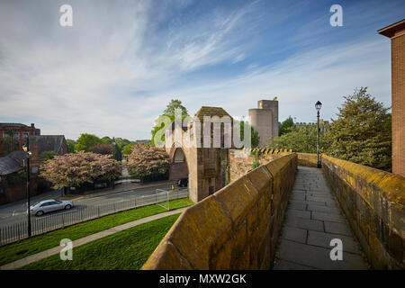 Newgate arch Fußgängerbrücke Brücke mit Gehweg römischen Stadtmauer über Pfeffer Straße in Chester, Cheshire, England. benannte Denkmalgeschützte Stockfoto