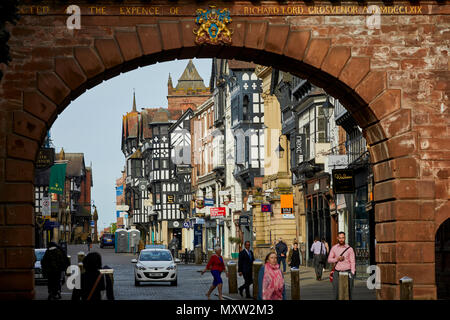 Wahrzeichen Haupteinkaufsstraße Eastgate Street Chester, Cheshire, England, Tudor Geschäfte im historischen Stadtzentrum Stockfoto