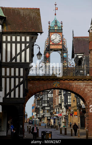 Wahrzeichen Eastgate Clock in Chester, Cheshire, England, Eintritt zu den römischen Festung von Deva Victrix. Teil der römischen Stadtmauer Stockfoto