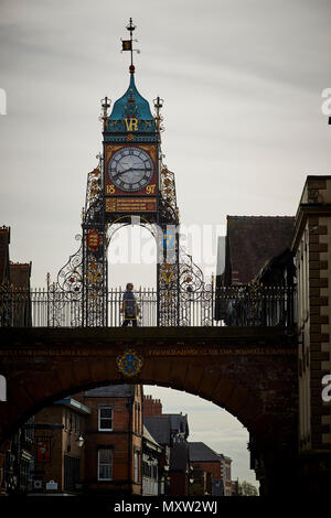 Wahrzeichen Eastgate Clock in Chester, Cheshire, England, Eintritt zu den römischen Festung von Deva Victrix. Teil der römischen Stadtmauer Stockfoto