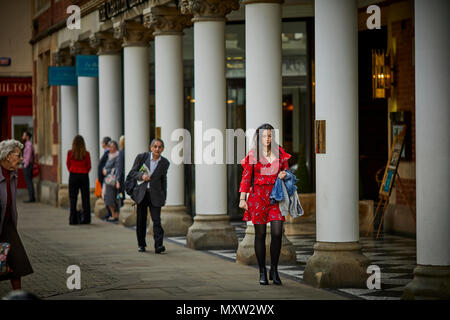 Wahrzeichen Grosvenor Titel Sandstein carver Wappen auf Eastgate Street Chester, Cheshire, England, Menschen auf der Straße vorbei gehen. Stockfoto