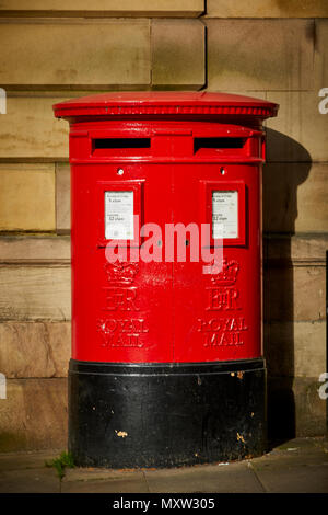 Double Aperture rote Säule post box Chester, Cheshire, England, Stockfoto