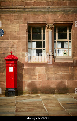 Sehenswürdigkeit Rathaus Chester Northgate Street Stadt Chester, Cheshire, England. Ein viktorianisches sechseckigen roten Briefkasten der Penfold Typ Stockfoto