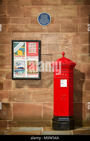 Sehenswürdigkeit Rathaus Chester Northgate Street Stadt Chester, Cheshire, England. Ein viktorianisches sechseckigen roten Briefkasten der Penfold Typ Stockfoto