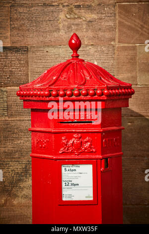 Sehenswürdigkeit Rathaus Chester Northgate Street Stadt Chester, Cheshire, England. Ein viktorianisches sechseckigen roten Briefkasten der Penfold Typ Stockfoto