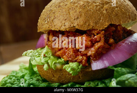 Asiatische Sloppy Joes, voll von Boden Schweinefleisch, hoisin Sauce, Ingwer, Chili Knoblauch Sauce traditionellen Sandwich Stockfoto