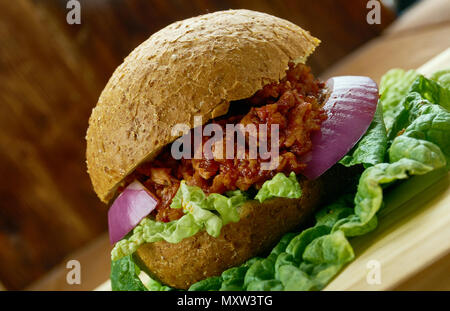 Asiatische Sloppy Joes, voll von Boden Schweinefleisch, hoisin Sauce, Ingwer, Chili Knoblauch Sauce traditionellen Sandwich Stockfoto