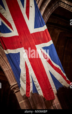 Chester Cathedral ein zerrissen hängend oder der Union Jack Flagge Die Flagge des Vereinigten Königreichs Stockfoto