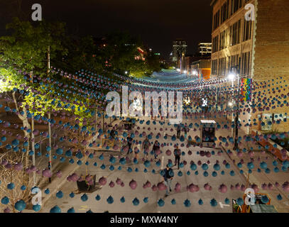 Quebec, Kanada. St. Catherine Street in Montreal's Gay Village in der Nacht Stockfoto