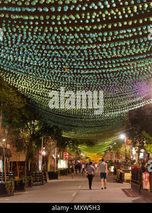 Quebec, Kanada. St. Catherine Street in Montreal's Gay Village in der Nacht Stockfoto