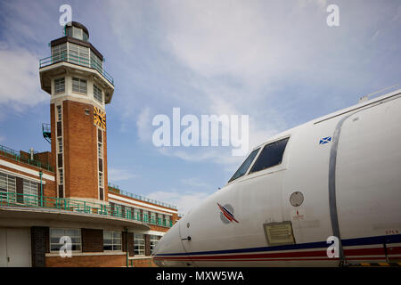 Das Crowne Plaza Liverpool John Lennon Airport Hotel, das früher das Gebäude des Terminals von Liverpool Speke Airport, Flugplatz Art déco-control tower Stockfoto