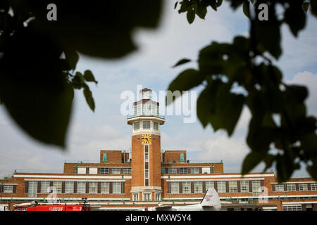 Das Crowne Plaza Liverpool John Lennon Airport Hotel, das früher das Gebäude des Terminals von Liverpool Speke Airport, Flugplatz Art déco-control tower Stockfoto