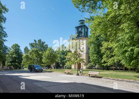 Das olai Park und die City Tower in Norrköping im Frühsommer. Norrköping ist eine historische Stadt in Schweden Stockfoto