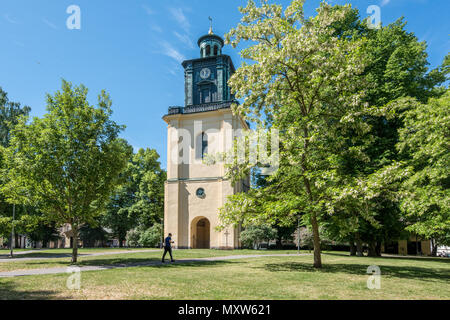 Das olai Park und die City Tower in Norrköping im Frühsommer. Norrköping ist eine historische Stadt in Schweden Stockfoto