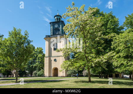 Nicht erkennbare person Wanderungen in der olai Park und die City Tower in Norrköping im Frühsommer. Norrköping ist eine historische Stadt in Schweden Stockfoto