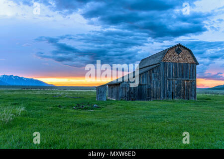 Sonnenuntergang im Old Ranch - Frühjahr Sonnenuntergang an einem verlassenen Old Ranch in Mormonischen Row Historic District an der Basis der Teton Range, Grand Teton National Park, USA. Stockfoto