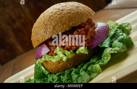 Asiatische Sloppy Joes, voll von Boden Schweinefleisch, hoisin Sauce, Ingwer, Chili Knoblauch Sauce traditionellen Sandwich Stockfoto