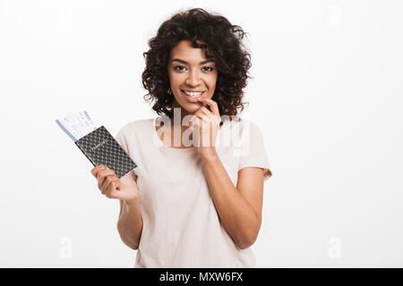 Porträt eines lächelnden jungen afro-amerikanische Frau mit Reisepass mit fliegenden Karten auf weißem Hintergrund Stockfoto