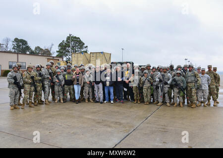 UFC-Kämpfer Ben Rothwell, Valentina Shevchenko, und Lorenz Larkin posieren für ein Foto mit der US-Armee Soldaten aus dem 7. Transport Brigade (Auslandseinsätze) am Joint Base Langley-Eustis, Va., Nov. 8, 2016. Die Kämpfer trafen die Soldaten ihre täglichen Abläufe zu besprechen und Ihnen zu danken für Ihr Engagement. (U.S. Air Force Foto von Tech. Sgt. Katie Gar-Station) Stockfoto