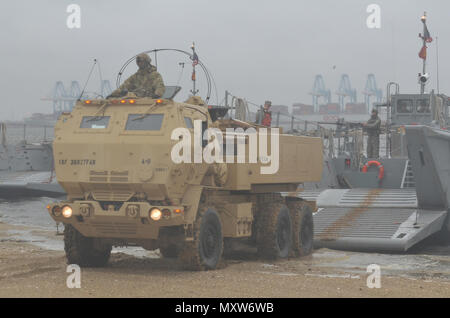 CRANEY ISLAND, Va-U.S. Armee Soldaten zum 3. Bataillon zugeordnet, 27 Field Artillery Regiment und 188 Brigade Support Bataillons führen gemeinsame - Logistik-über-die-shore-Operationen mit Armee Seemänner des 7. Transport Brigade (Auslandseinsätze) von der Chesapeake Bay an craney Island, Virginia während des Betriebs Neptun Fury, Dez. 6, 2016. Ein High Mobility Artillery Rocket System (HIMARS element) reiste auf Landing Craft mechanisierten (LCM) von Little Creek, Virginia zu Craney Insel an Land, dann abgearbeitet simulierten HIMARS feuern Missionen. (U.S. Armee Foto von Sgt. Benjamin Parsons, 18 Fie Stockfoto