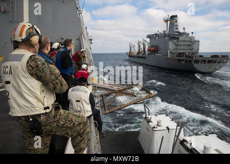 Marines mit dem 24 Marine Expeditionary Unit und Matrosen an Bord der USS Mesa Verde LPD (19), Zusehen, wie USNS Big Horn (T-AO 198) zieht sich entlang einer vertikalen Nachschub während der Amphibischen bereit Gruppe Marine Expeditionary Unit Übung Dez. 8, 2016 durchzuführen. Während der dreiwöchigen Ausbildung evolution, Marines wird eine breite Palette von Maßnahmen und Szenarien die Verbesserung der Interoperabilität und amphibische Kriegsführung Fähigkeiten mit ihren Marine Pendants bekämpfen. Auffüllung auf See ist entscheidend für die bataan Amphibious Ready Gruppe selbst unterstützen, während im Gange. (U.S. Marine Corps Foto von Cpl. Brian Stockfoto